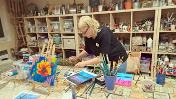 Maľba neónovými farbami